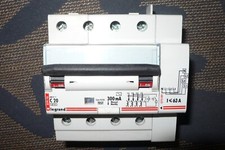 DISJONCTEUR DIFFERENTIEL 4POLES 20A 300mA TYPE AC 20AMPERES LEGRAND SORTIE AUTO.
