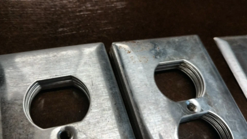 (74) Placa de pared Hubbell tipo S.S 302/304 una banda para un receptáculo dúplex Foto 4 de 4