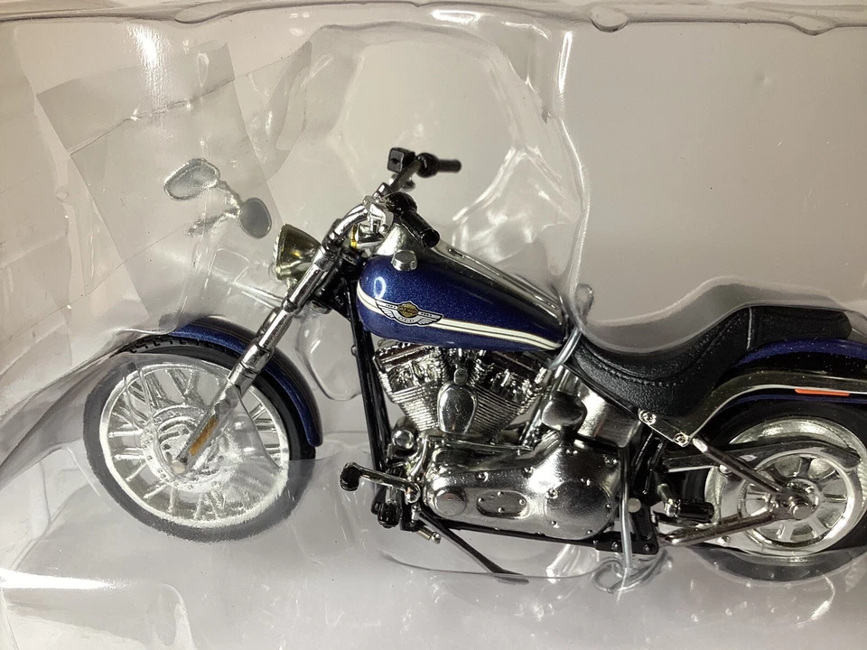 Harley-Davidson Softail Deuce 2003 American Muscle escala 1:18 ERTL Foto 3 de 4