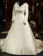 White Ivory Long Sleeves Wedding Dresses Satin V Neck Court Train Bridal Gowns