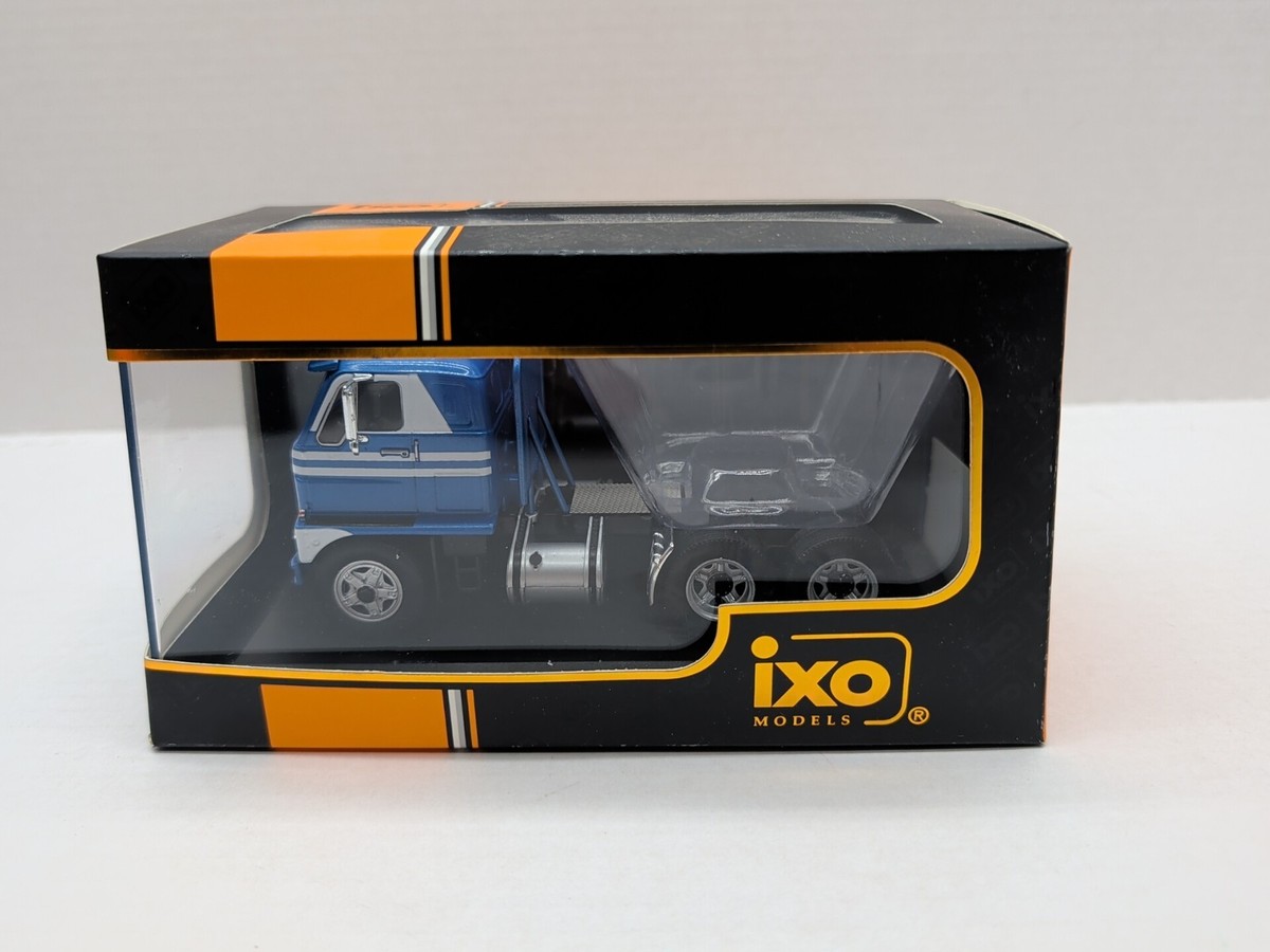 ixo Models Modellauto International Harvester DCOF-405 Zugmaschine 1959 weiß grün Modellauto