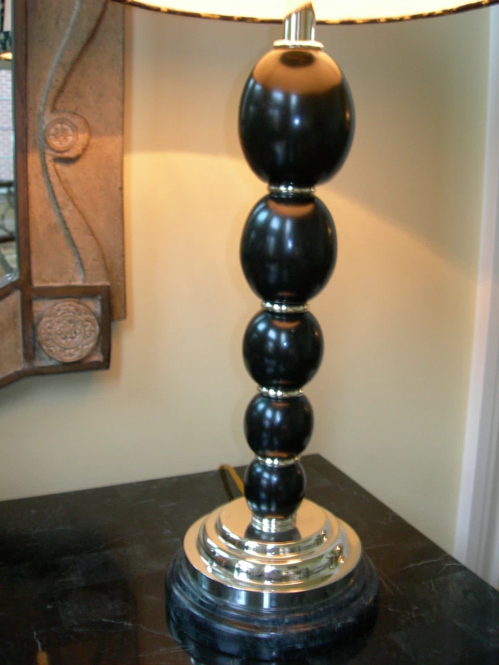 Lámpara de mesa Maitland Smith esferas negras plateada de latón pantalla de leopardo de lino Foto 2 de 4