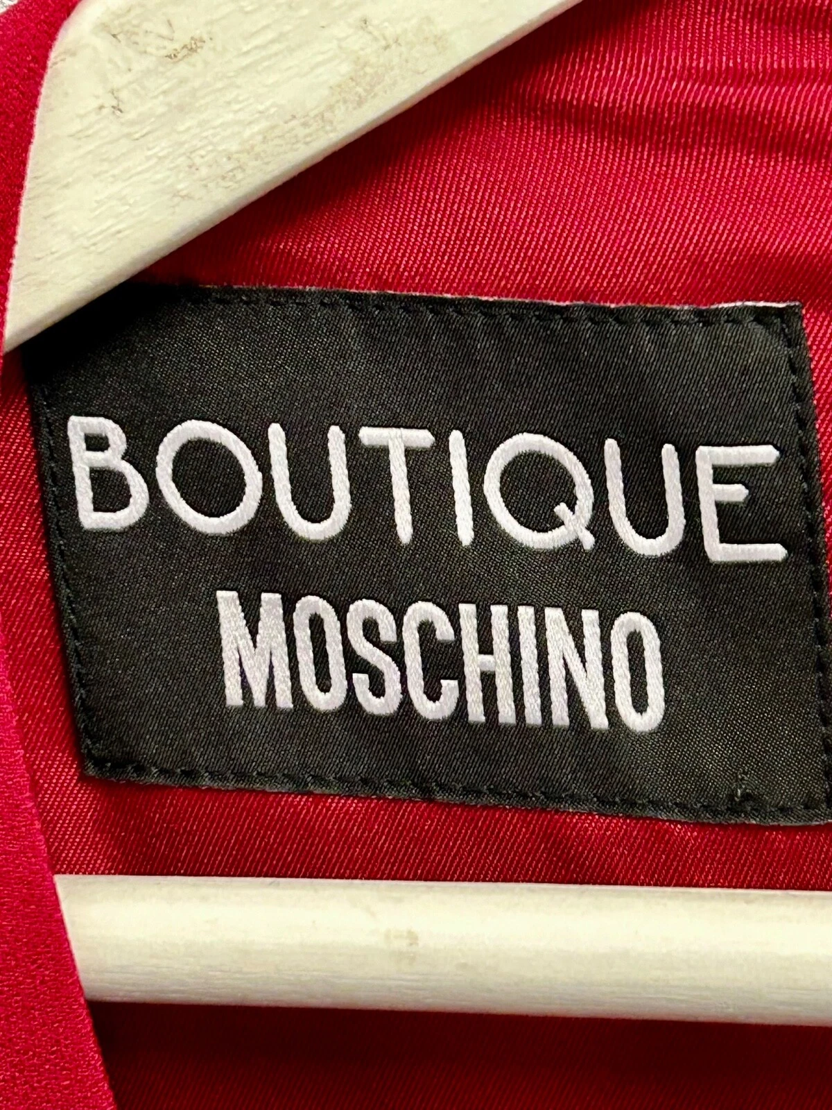 Abito Boutique Moschino elegante rossetto scuro dettaglio bottone rosso crape UK8