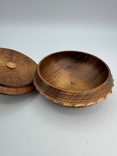 Hand-Carved Wooden Trinket Box with Lid – Vintage Floral Pattern – Decorative - Picture 8 of 9