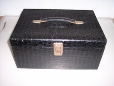 ALLIGATOR LOOK FAUX LEATHER 8 TRACK STORAGE CASE HOLDS 24 TAPES 25