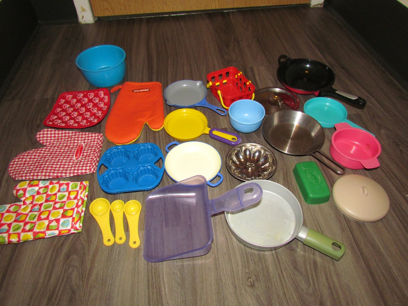 как выглядит HUGE MIXED LOT PLAY FOOD VINTAGE PRETEND POTS PANS DISHES CASH REGISTER KIDS фото