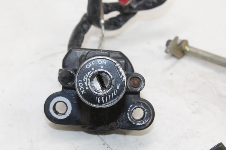 Cerradura de encendido Yamaha Yzf R1 2004-06 con llave 5vy-82501-10-00 OEM Foto 2 de 4