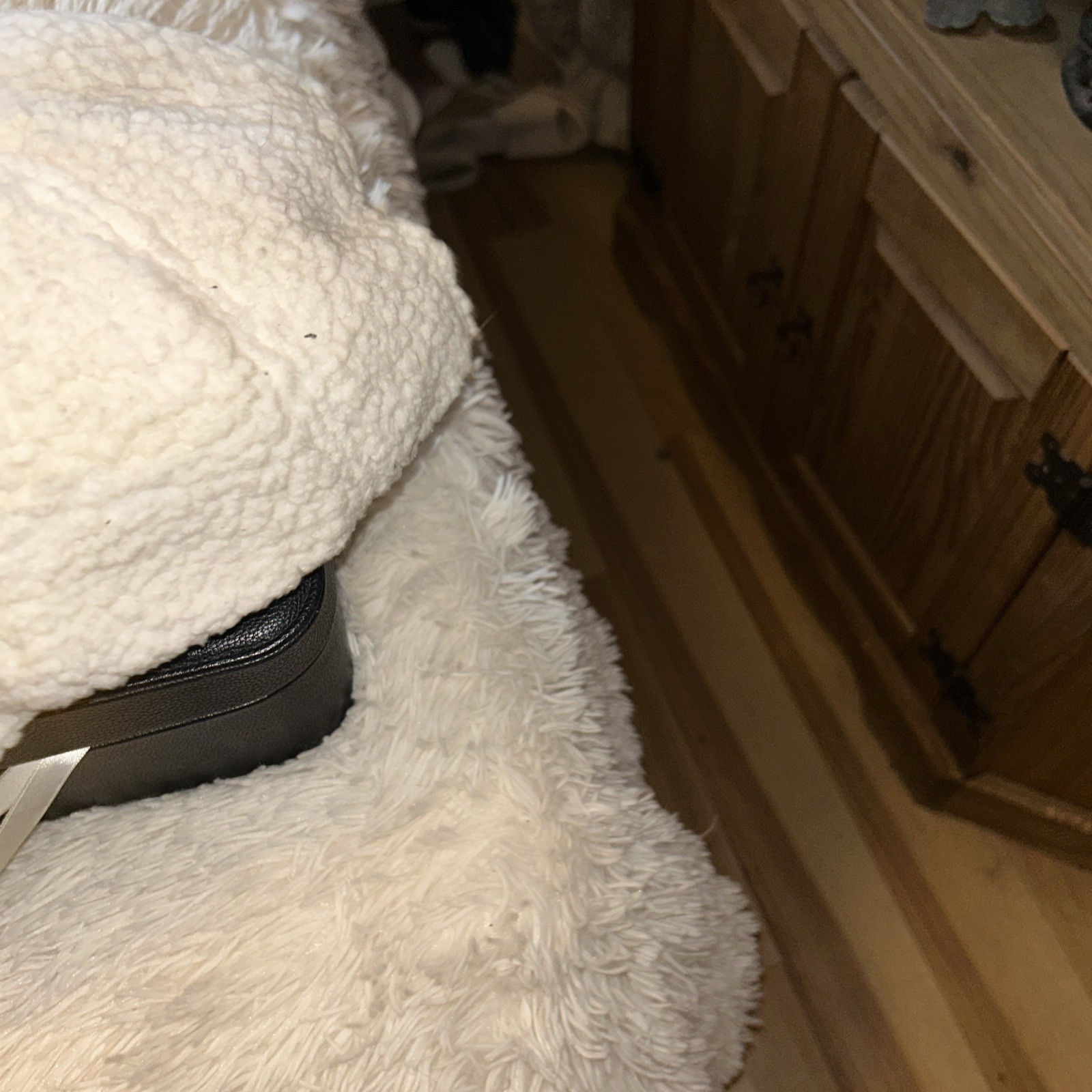 Offline Women’s Shearling Hat Off White - image 1