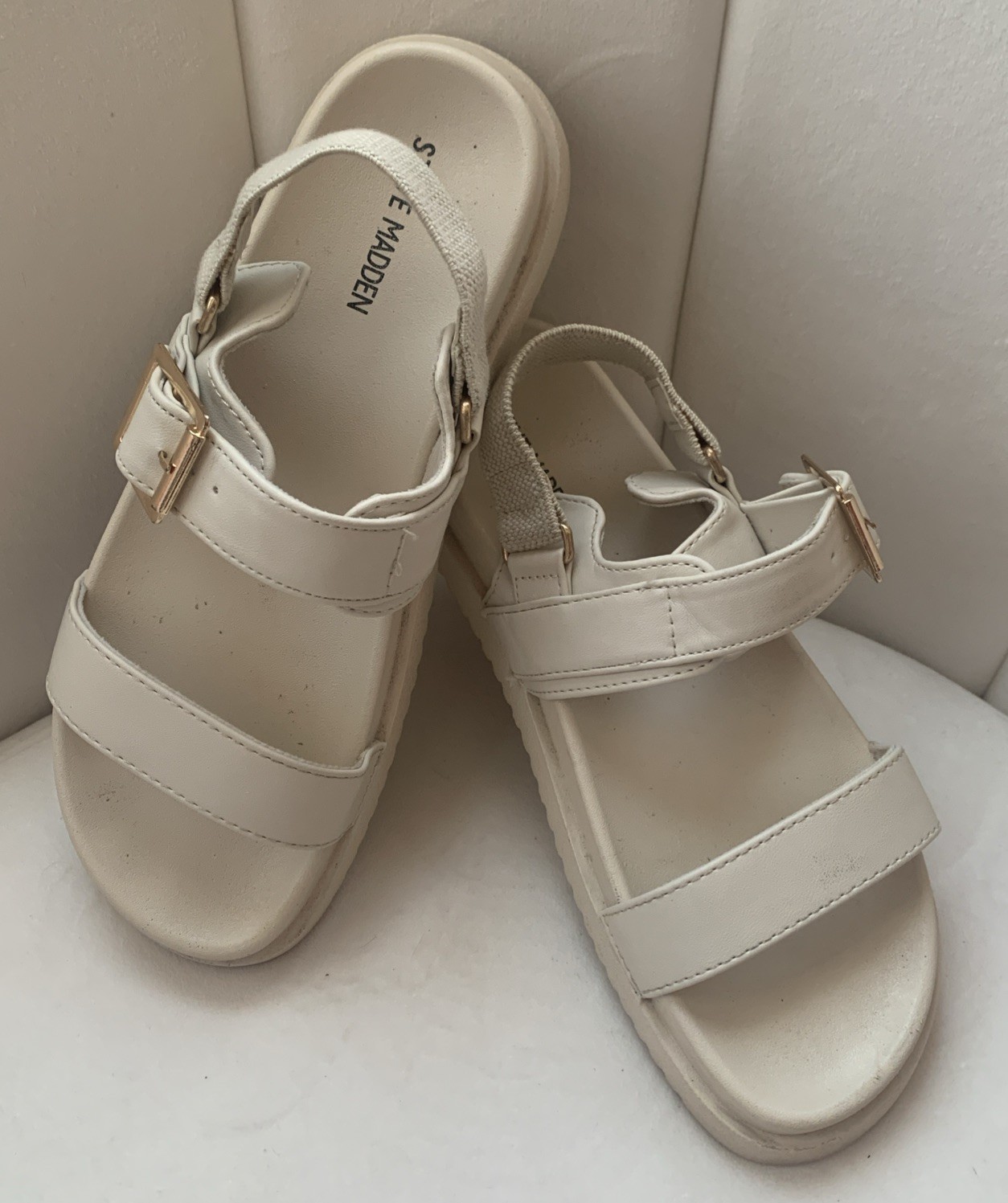 APL Steve Madden Mona sandalo piatto pelle beige chiaro fibbia oro misura 5