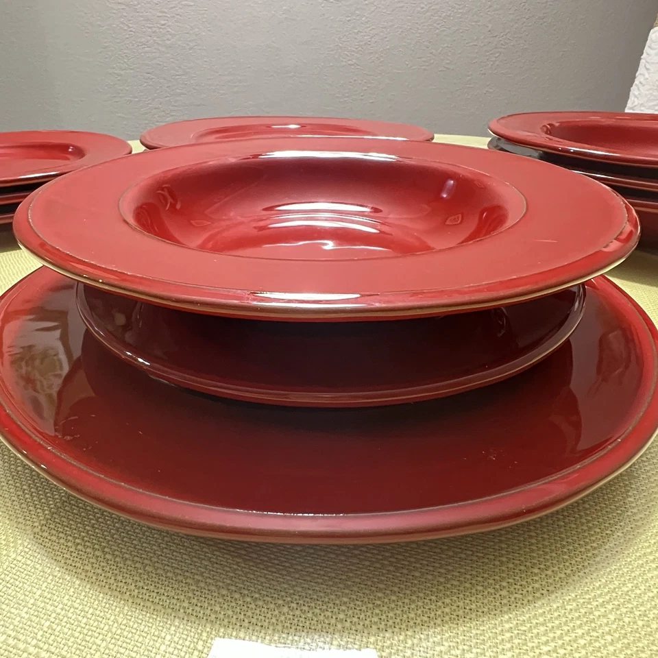 Juego de vajilla roja Sur La Table Italia 12 piezas platos de ensalada de cena cuencos de sopa UEC Foto 3 de 4
