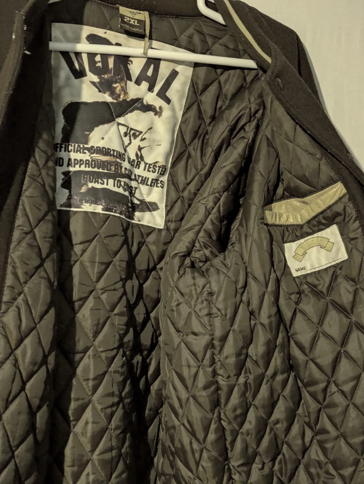 Chaqueta Vokal Equipo Deportivo Oficial Para Hombres 2XL-3XL Marrón con Mangas Bronceadas VER ANUNCIO Foto 4 de 4