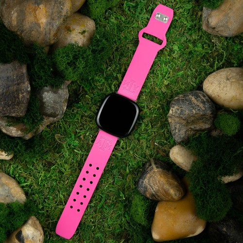 Correa de reloj de silicona grabada Texas A&M Aggies para FitBit Versa y Sense - Imagen 12 de 16