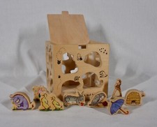 VERY RARE SCHYLLING CLASSIC WINNIE POOH WOODEN SORTING CUBE W/ 8 ASST FIGURES