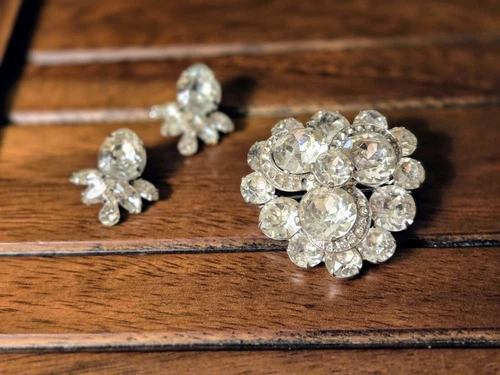 VINTAGE EISENBERG SIGNED CLEAR RHINESTONE BROOCH AND EARRINGS