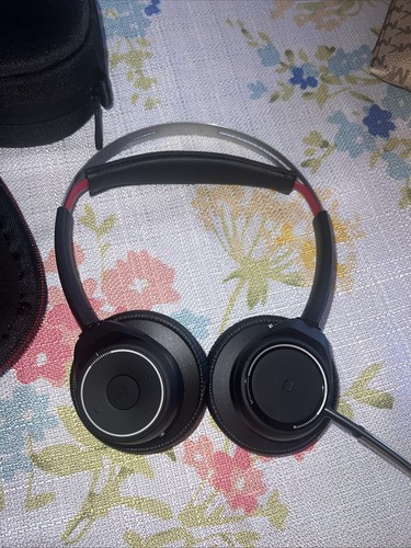 Plantronics - Voyager Focus UC (Poly) - Bluetooth Dual-Ear (Stereo) Headset - Photo 5 sur 5