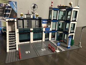 Lego City Police Station (7498) 100% Complete With Minifigures