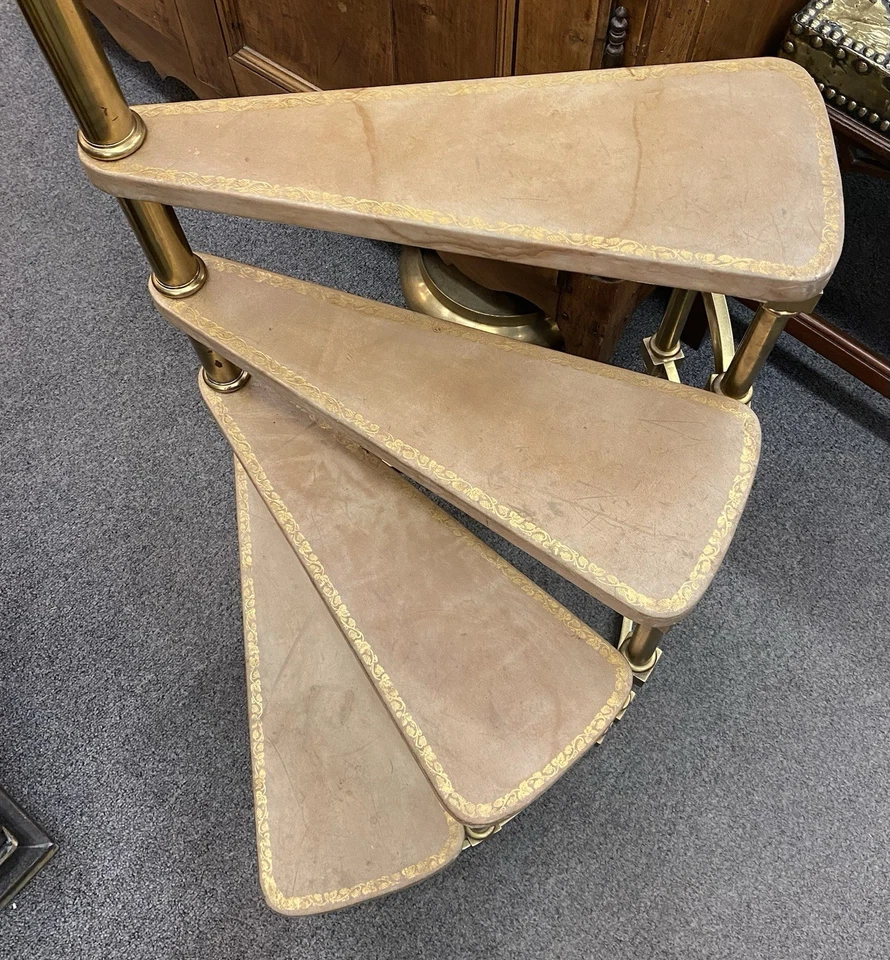 Soporte de exhibición vintage de latón y cuero en relieve de bambú sintético MCM Library Steps Foto 2 de 4