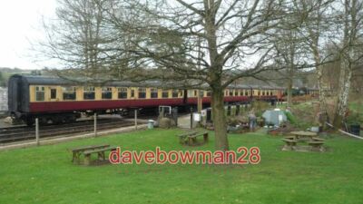 FOTOWAGEN AM BAHNHOF ARLEY IM VORDERGRUND IST DER GARTEN WO TW
