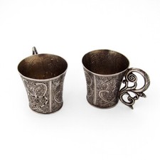 Paire de tasses à tirer gravées coloniales espagnoles manche figuratif argent 900