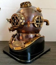 Casco da immersione Mark V Scuba Divers in ferro antico con base in legno nero