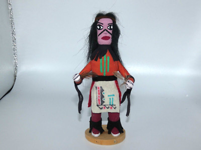 Kachina Puppe mit Federn 6 1/2'' signiert