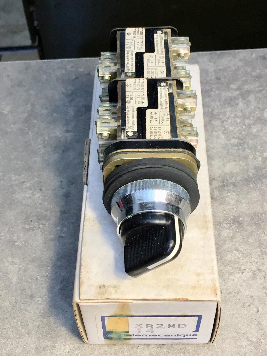Contacteur manuel bipolaire 230V 25A commutateur de ligne pour tableau électrique