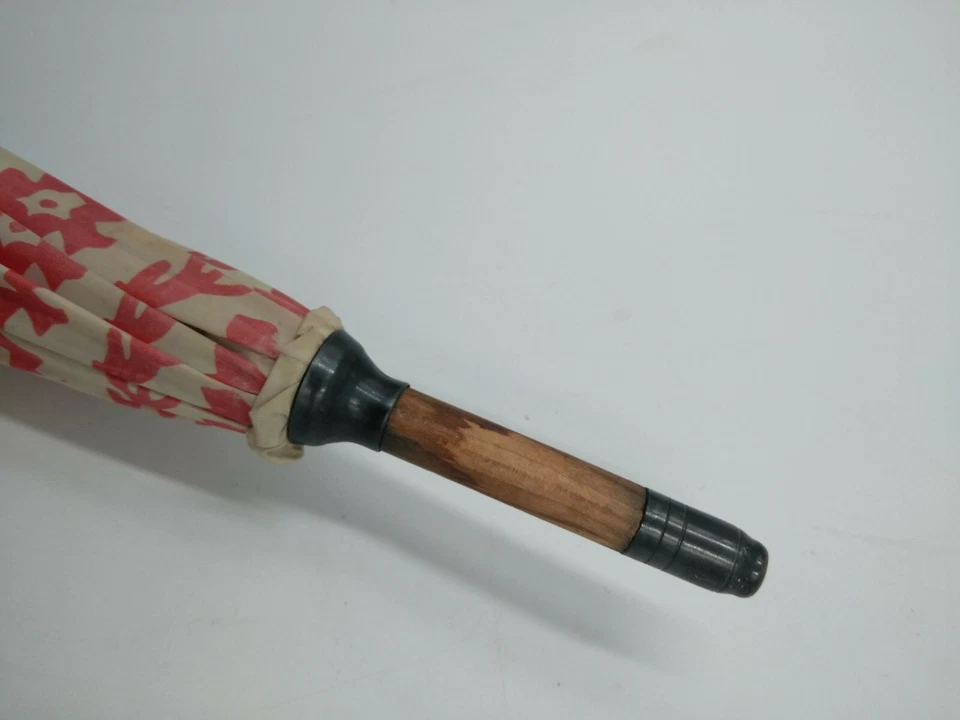 Paraguas floral vintage blanco y rosa con varilla de madera y mango de plástico Foto 4 de 4