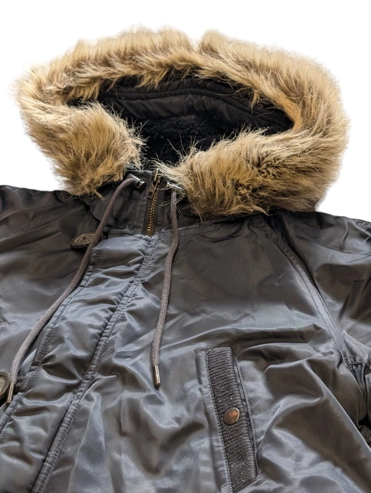 Chaqueta parka militar para mujer J.CREW pequeña negra con ribete de piel sintética aislante Foto 3 de 4