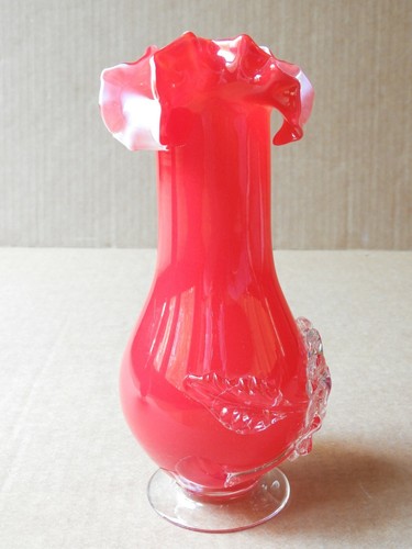 (JUEGO DE 2) DELICADOS JARRONES DE VIDRIO DE ARTE ROJO CON FLORES Y HOJAS APLICADAS - Imagen 8 de 12
