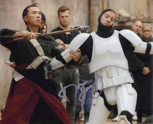Donnie Yen Signed 10X8 Photo Rogue One: A STAR WARS Story AFTAL COA (5334) - Afbeelding 1 van 1