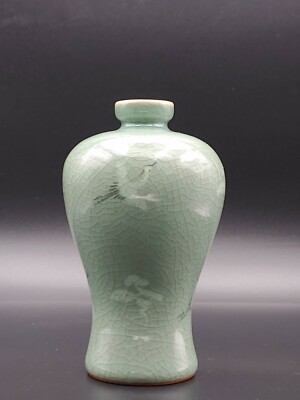 高丽镶嵌青瓷云鹤纹梅瓶宏泉作Korean Celadon Porcelain Inlaid 高丽镶嵌青瓷云鹤纹梅瓶宏泉作Korean Celadon Porcelain Inlaid