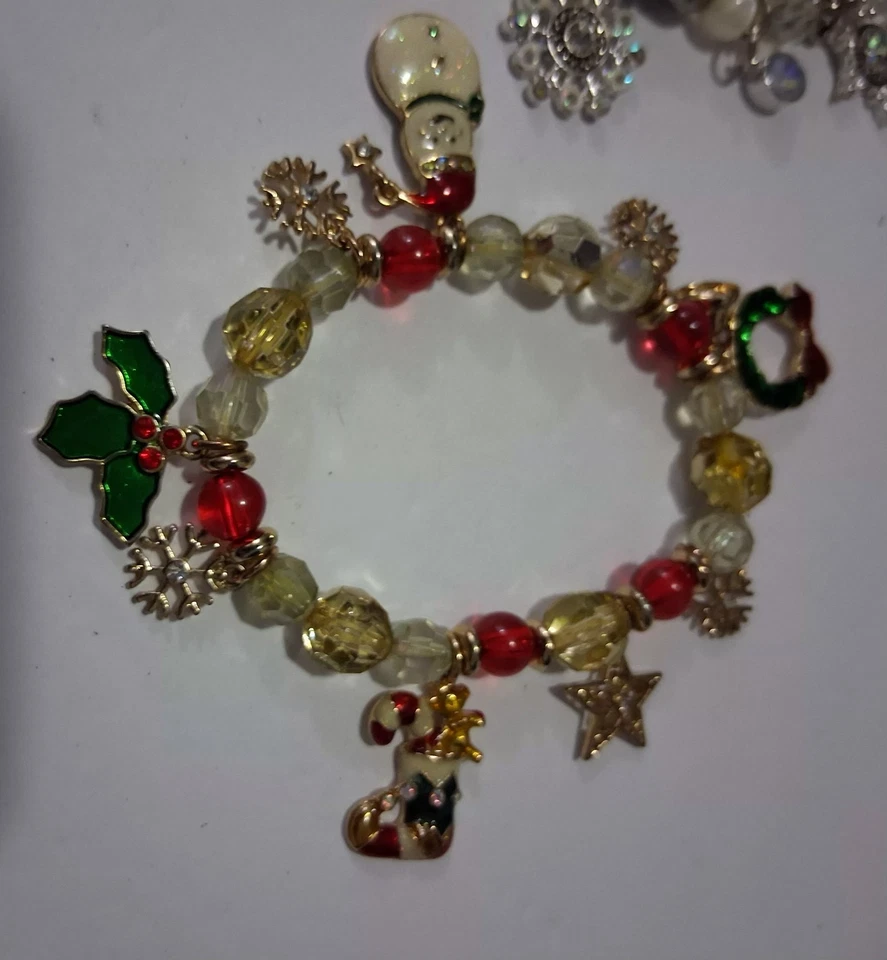 2 pulseras Kenneth Cole con cuentas brillantes copo de nieve y dije de Navidad marcadas KC Foto 3 de 4