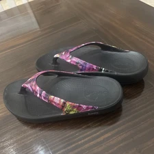 OOFOS OOlala Luxe Pink Black Womens Recovery Flip Flops Thong Sandals size W8