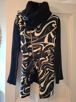 Schwarz-weißes Strick Pulsion französisches Top, Fell, Lackriemen und Reißverschlussdetail