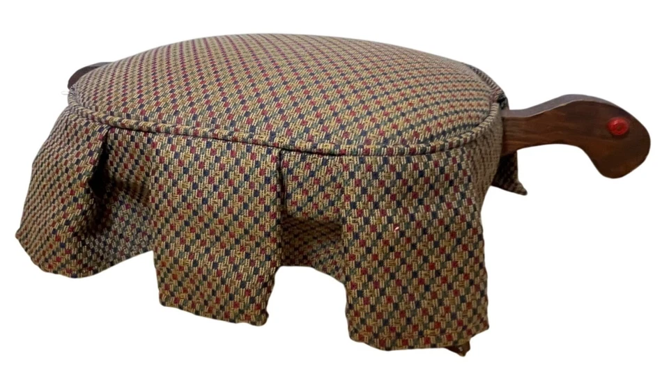 Reposapiés de tortuga de madera vintage con cojín tapizado multicolor y diseño con falda Foto 2 de 4