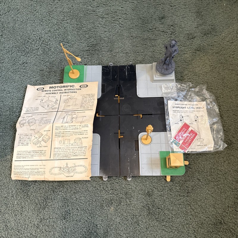 VINTAGE 1967 IDEAL MOTORIFIC REMOTE CONTROL INTERSECTION with 2 instructions 