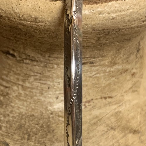 Brazalete de plata de ley grabado vintage para muñeca pequeña - Imagen 8 de 9