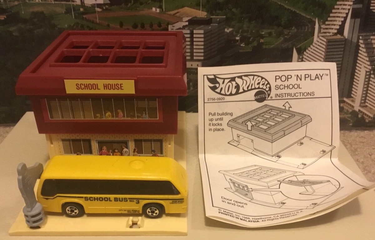 1988 Hot Wheels Pop 'N Play School House Building Diorama with Bus