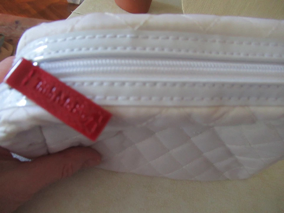 Bolsa cosmética pequena Trish McEvoy branca acolchoada com zíper nova sem etiquetas - Imagem 4 de 4