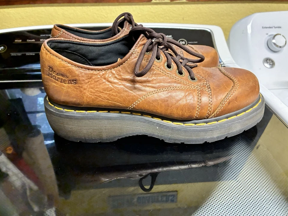 Zapatos de plataforma Oxford gruesos de cuero vintage Doc Marten para mujer talla 9” Foto 4 de 4