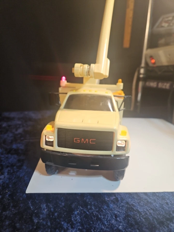 DG Productions • Caminhão caçamba utilitário GMC ComED 11" • Employee Edition@33 - Imagem 2 de 4