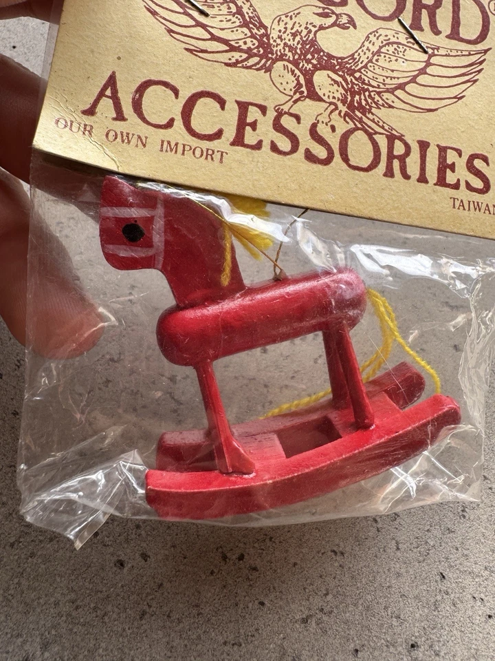 Casa de Muñecas Miniaturas Concord Mecedora Caballo Silla Pintura Roja Amarilla Nueva en Bolsa Foto 2 de 2