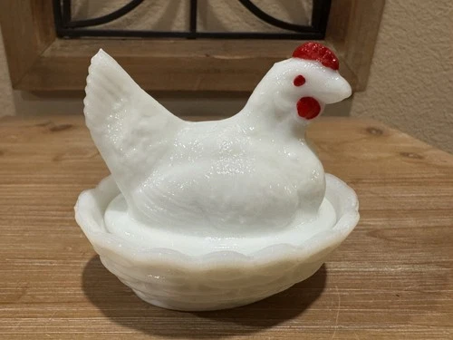 Westmoreland Milk Glass Hen On Nest Salt/Nut Dish 3.5” Split Tail Vintage VTG