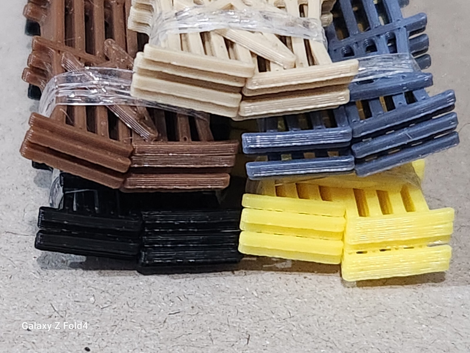 50 Pack of Mixed Colour Fencing Railings N Gauge 1148 Scale Model