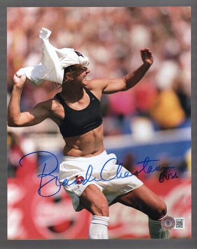 BRANDI CHASTAIN HAND SIGNED 8x10 PHOTO+BECKETT COA        ICONIC SPORTS BRA POSE