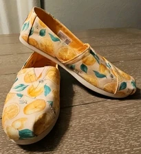Toms Women 6 Oranges and Bees Classic Slip Ons. Bee Kind