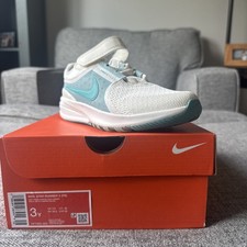 New In box Girls Nike Star Runner 5 Size 3Y