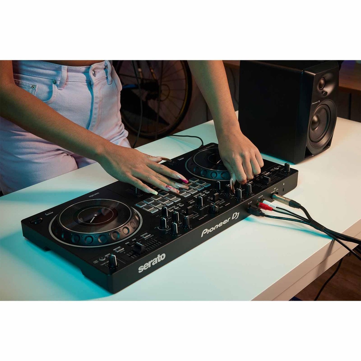 Pioneer DJ DDJ-REV1 Scratch Style 2-Channel Serato DJ Lite Pioneer DJ DDJ-REV1 Scratch Style 2-Channel Serato DJ Lite