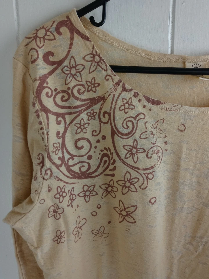 Camiseta Earth Creations Top M Burnout Bege Floral Algodão Orgânico Sustentável - Imagem 2 de 4