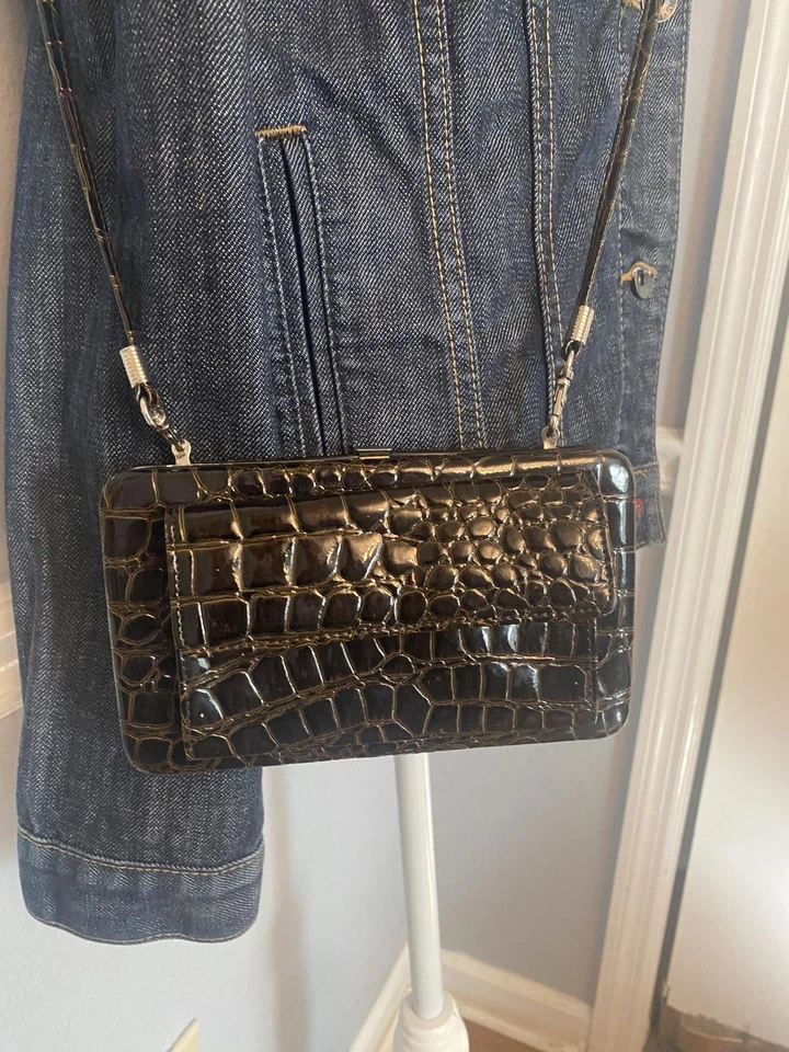 Стильная коричневая сумка через плечо с тиснением под крокодила - Изображение 3 из 4